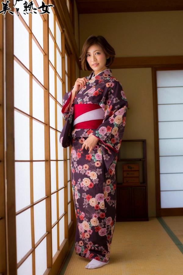    X-City_ 美熟女瞳リョウ(Ryo Hitomi)写真集，极致性感黑色蕾丝镂空吊带内衣私房套图第3张图片