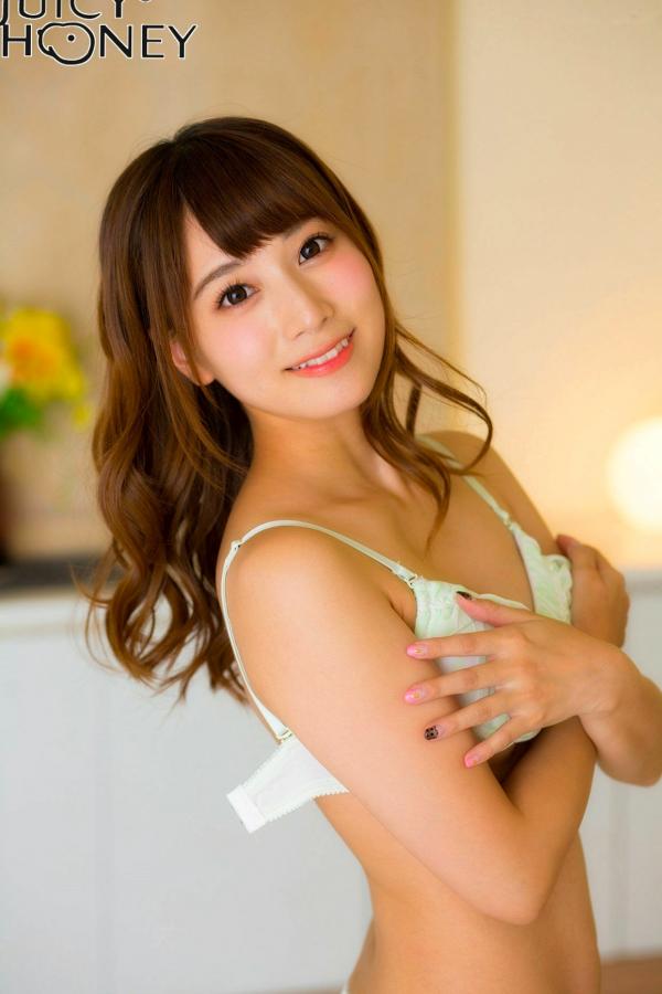    初川みなみ Minami Hatsukawa Juicy Honey写真集，室内私房内衣诱惑与甜美空姐制服造型，极致清新动人第17张图片