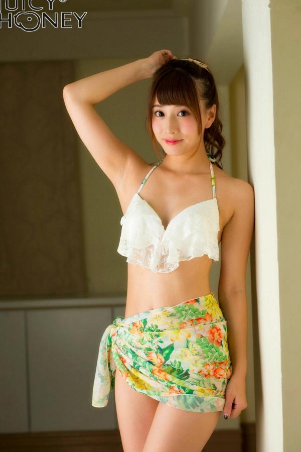    初川みなみ Minami Hatsukawa Juicy Honey写真集，室内私房内衣诱惑与甜美空姐制服造型，极致清新动人第20张图片