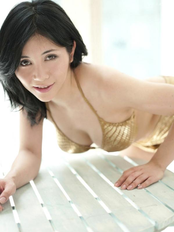   ミラクルヒカル《First Love》性感金色比基尼私房写真，魅惑短发御姐成熟曲线美第22张图片
