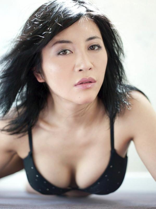    ミラクルヒカル《First Love》性感金色比基尼私房写真，魅惑短发御姐成熟曲线美第34张图片