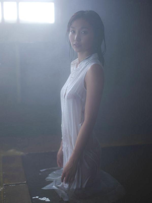    吉木梨纱写真《SNOW FAIRY 2》湿身白衫与清凉比基尼诱惑，绝美身材尽显 [40P]第21张图片