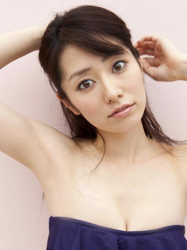    谷桃子 Momoko Tani 私房写真集 - 温馨卧室风格展现清纯与性感，高清内衣视觉盛宴第24张图片