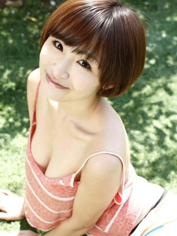   糸山千惠Sabra《爆乳LOVE!》写真：短发甜美笑颜，完美展现极致童颜巨乳身材，私房卧室诱惑第13张图片
