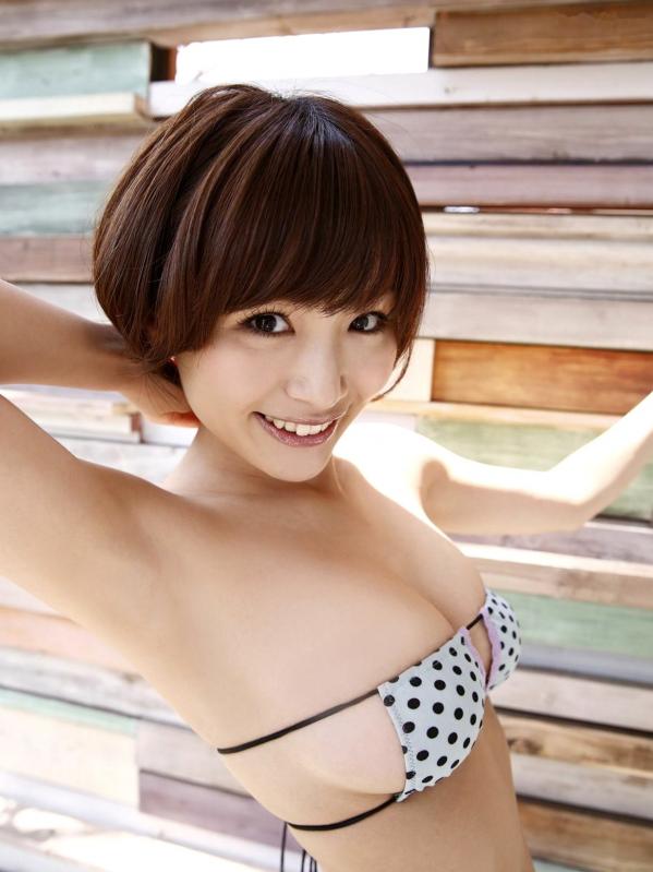    糸山千惠Sabra《爆乳LOVE!》写真：短发甜美笑颜，完美展现极致童颜巨乳身材，私房卧室诱惑第19张图片