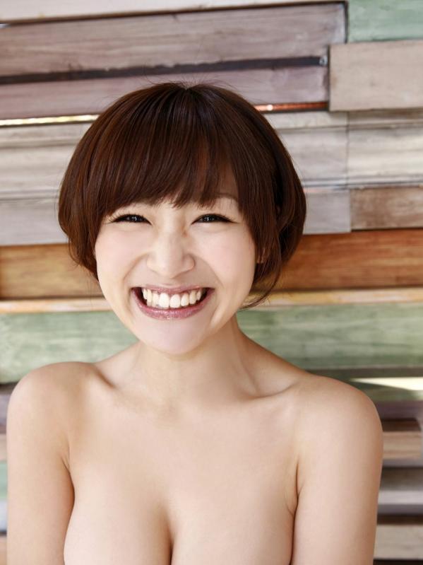    糸山千惠Sabra《爆乳LOVE!》写真：短发甜美笑颜，完美展现极致童颜巨乳身材，私房卧室诱惑第22张图片