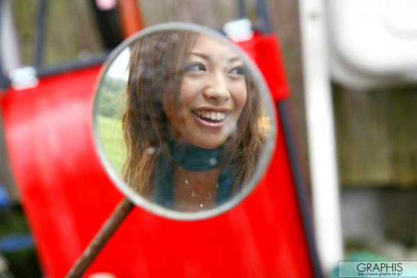    Graphis美女爱原梨乃系列：灵动自然写真集，捕捉清纯少女的细腻神态与户外艺术美感第2张图片