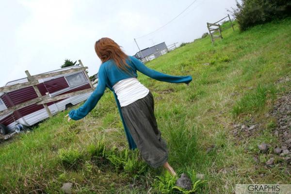    Graphis美女爱原梨乃系列：灵动自然写真集，捕捉清纯少女的细腻神态与户外艺术美感第4张图片