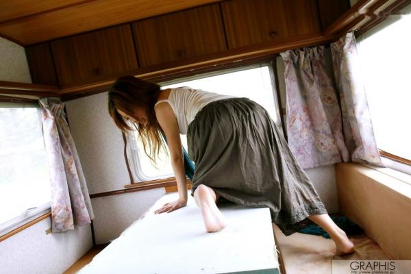    Graphis美女爱原梨乃系列：灵动自然写真集，捕捉清纯少女的细腻神态与户外艺术美感第8张图片