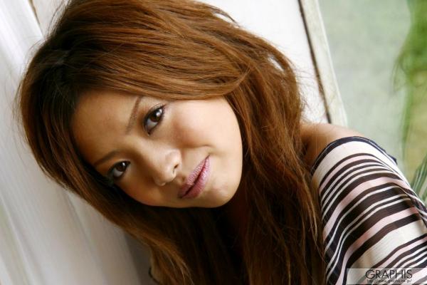    Graphis美女爱原梨乃系列：灵动自然写真集，捕捉清纯少女的细腻神态与户外艺术美感第23张图片