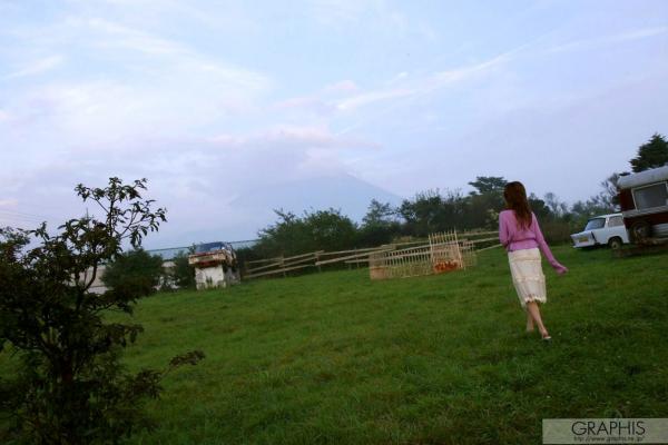    Graphis美女爱原梨乃系列：灵动自然写真集，捕捉清纯少女的细腻神态与户外艺术美感第24张图片