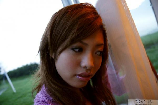    Graphis美女爱原梨乃系列：灵动自然写真集，捕捉清纯少女的细腻神态与户外艺术美感第28张图片