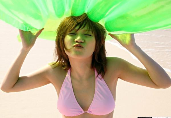    Graphis写真集：喜田嶋理绪(喜田嶋りお)《Beyond the Sky》户外咖啡馆海滩度假随拍第9张图片
