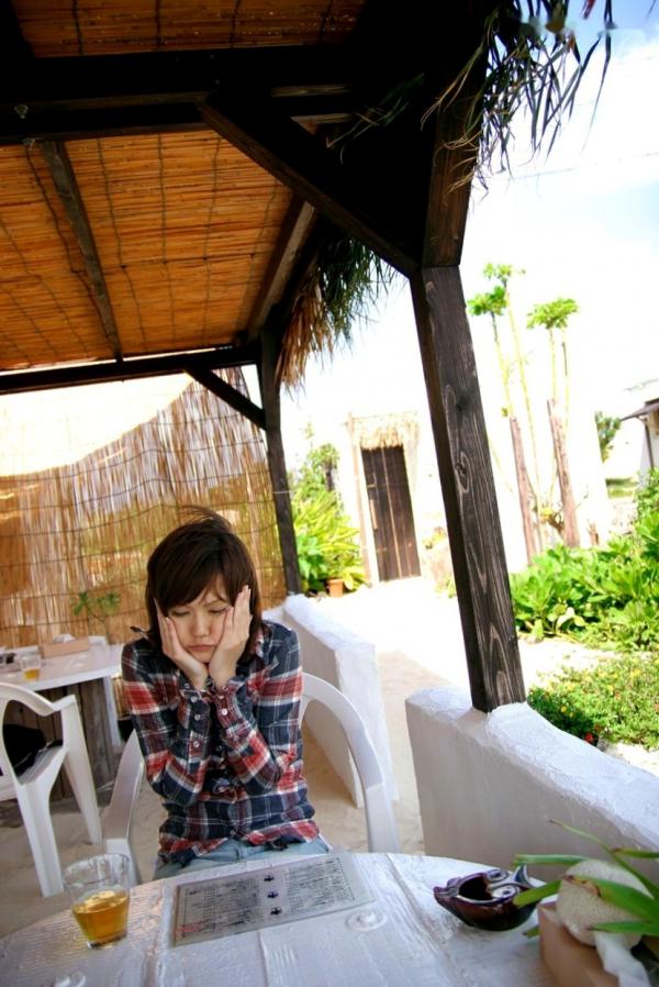    Graphis写真集：喜田嶋理绪(喜田嶋りお)《Beyond the Sky》户外咖啡馆海滩度假随拍第25张图片