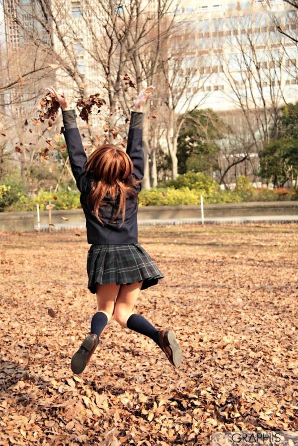   Graphis_大塚ひな/大冢雏《es》校服制服写真_清新校园风格_户外落叶唯美写真第3张图片
