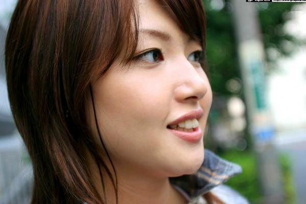    Graphis: 佐藤江梨花 写真集 - 唯美居家地毯诱惑与清新街拍纪实第3张图片