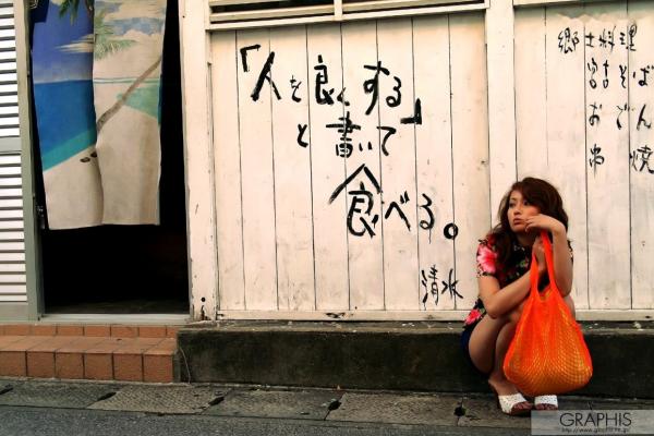    吉崎直绪《Happy Island》写真集：都市街头冷艳黑丝与向日葵花海清新自然风情第2张图片