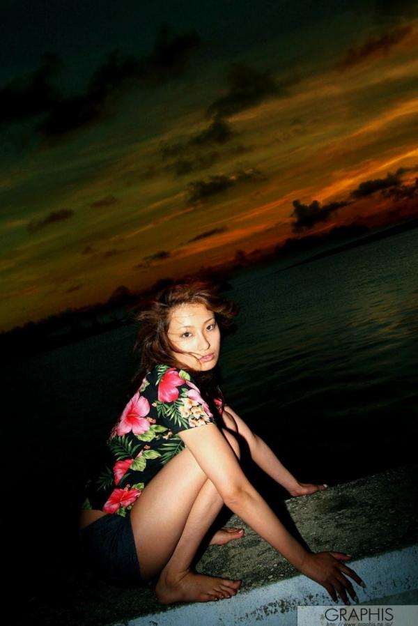    吉崎直绪《Happy Island》写真集：都市街头冷艳黑丝与向日葵花海清新自然风情第4张图片