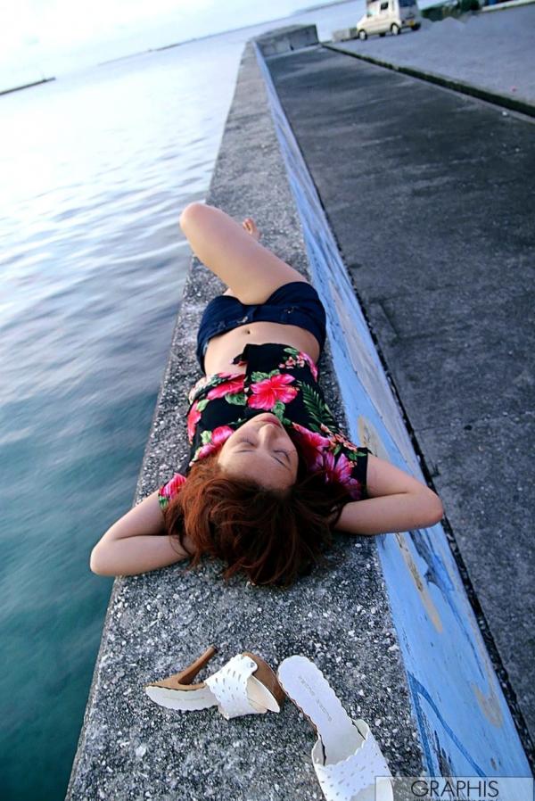    吉崎直绪《Happy Island》写真集：都市街头冷艳黑丝与向日葵花海清新自然风情第6张图片
