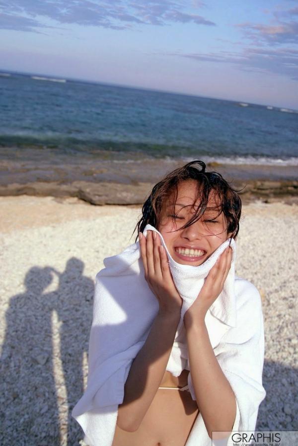    吉崎直绪《Happy Island》写真集：都市街头冷艳黑丝与向日葵花海清新自然风情第9张图片