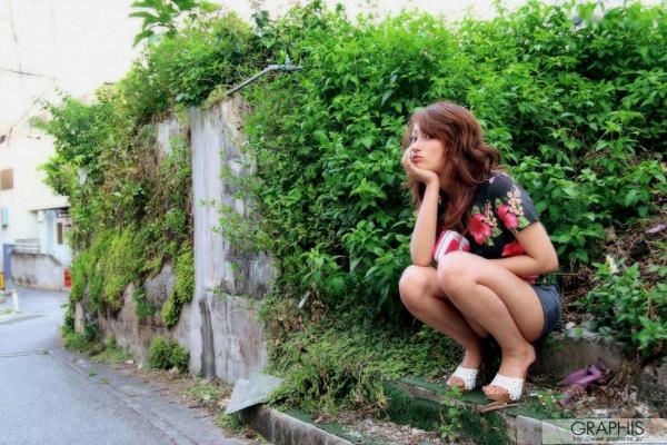    吉崎直绪《Happy Island》写真集：都市街头冷艳黑丝与向日葵花海清新自然风情第14张图片