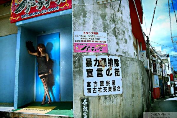    吉崎直绪《Happy Island》写真集：都市街头冷艳黑丝与向日葵花海清新自然风情第18张图片