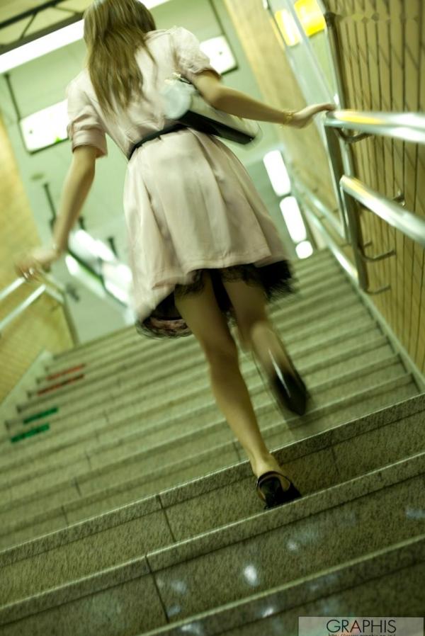    Graphis_桜井梨花《Sparkling Cherry》街拍时尚写真，骨感美女演绎都市潮流魅力第4张图片