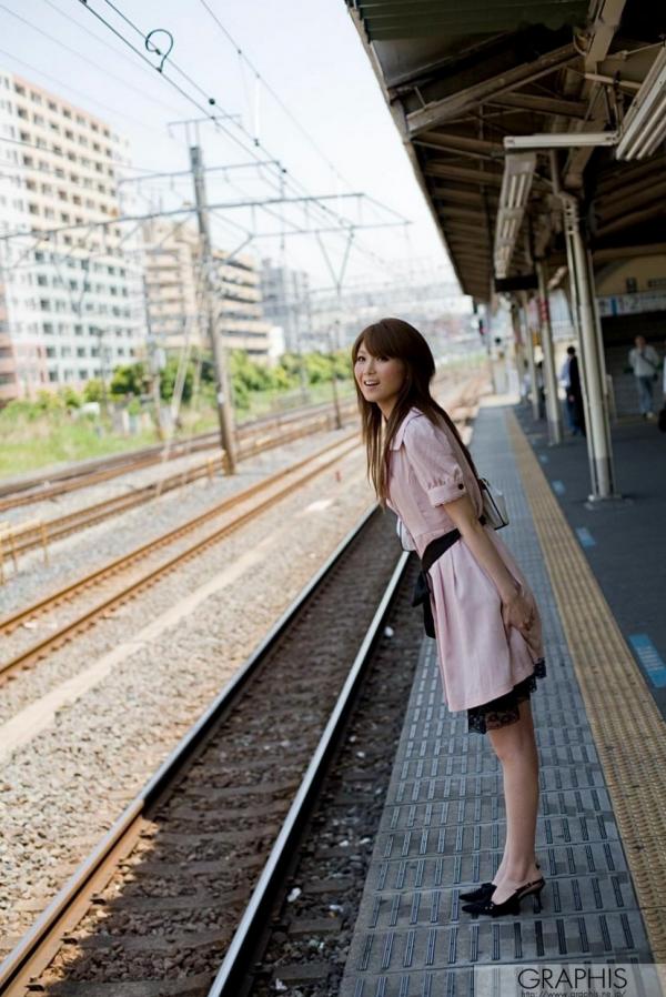    Graphis_桜井梨花《Sparkling Cherry》街拍时尚写真，骨感美女演绎都市潮流魅力第7张图片