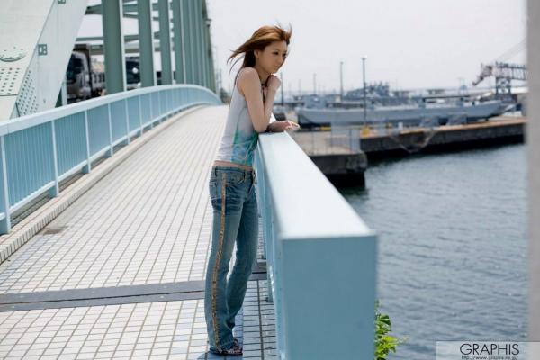    Graphis_桜井梨花《Sparkling Cherry》街拍时尚写真，骨感美女演绎都市潮流魅力第15张图片