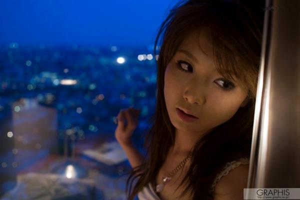    Graphis_桜井梨花《Sparkling Cherry》街拍时尚写真，骨感美女演绎都市潮流魅力第34张图片