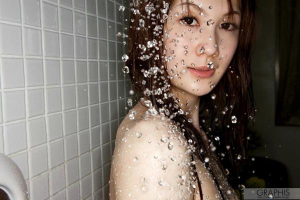    Graphis 桐原エリカ Erika Kirihara 初脱ぎ娘浴室湿身与私房系列写真集第27张图片