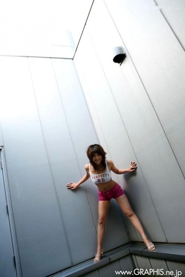    Graphis写真精选：春咲梓美青春动感写真，小麦色肌肤展现运动健康美，清纯活力，居家生活风（41P）第25张图片