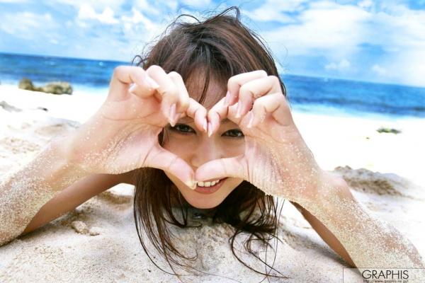    Graphis_穂花《Whispers》写真集：沙滩甜蜜互动与日本街拍生活剪影[22P]第1张图片