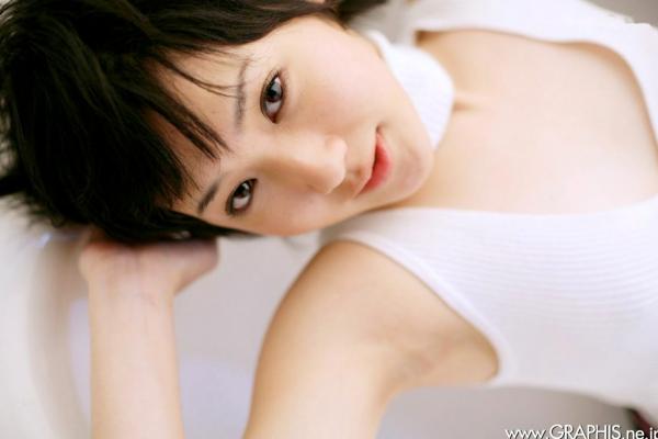    Graphis南优兰户外个人写真：清新少女冬日街拍短裙美腿福利图集第33张图片