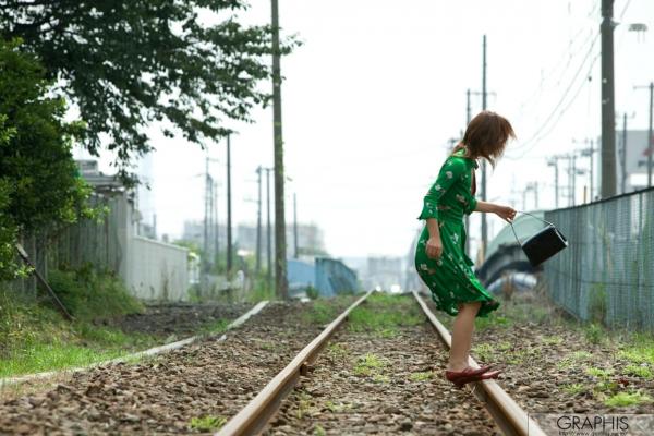    Graphis_美竹凉子《Eternal Beauty》写真集，捕捉居家与户外街拍下的灵动气质女神魅力第21张图片