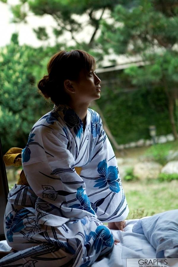    Graphis_美竹凉子《Eternal Beauty》写真集，捕捉居家与户外街拍下的灵动气质女神魅力第43张图片