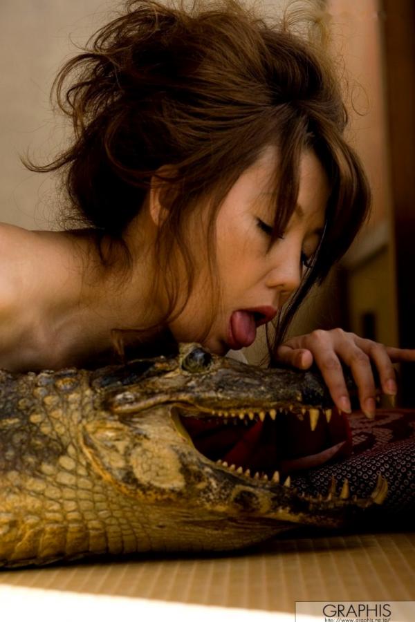    Graphis_贝満ひとみ/鲛岛琉生《The Crocodile Lady》职场制服与居家风韵写真集第20张图片