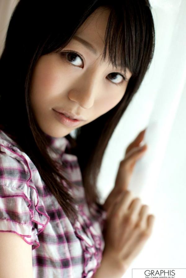    [Graphis] 三上爱里 (Airi Mikami) 初脱写真集：室外比基尼活力秀与卧室慵懒家居私房定格第2张图片