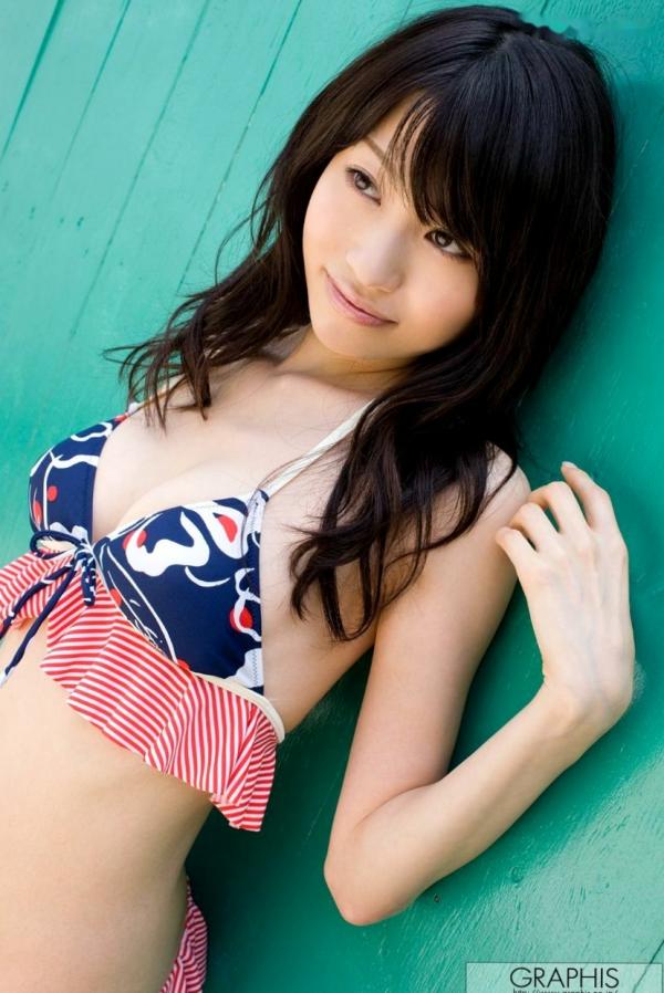    [Graphis] 三上爱里 (Airi Mikami) 初脱写真集：室外比基尼活力秀与卧室慵懒家居私房定格第12张图片