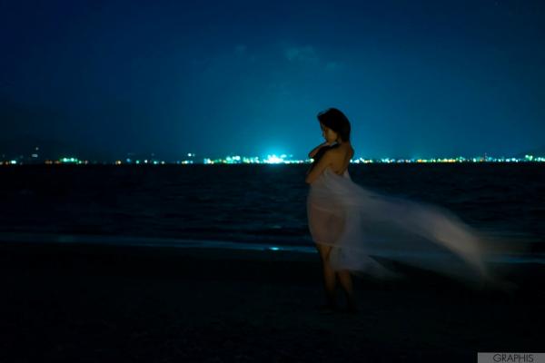   Graphis_湊莉久《Winter Special Gallery》高清写真集：夜色海边与私房居家魅力瞬间第14张图片