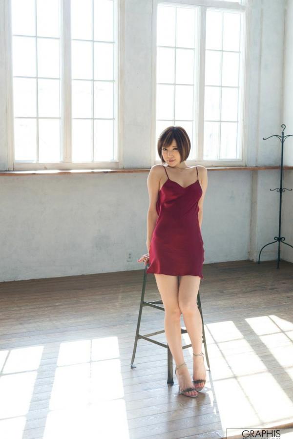    Graphis_里美ゆりあ/里美尤利娅《Foxy Lady》写真集_酒红色丝绸吊带裙_成熟御姐气质室内私房诱惑第1张图片