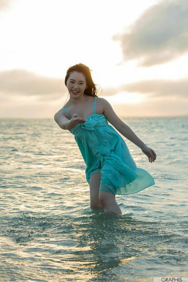    Graphis小仓由菜《Yunacent Cute》写真集：清纯少女户外休闲风，元气满满甜美治愈瞬间第74张图片