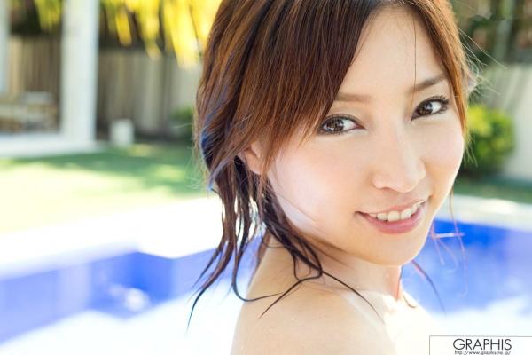    Graphis_美波ねい/美波宁 First Gravure 初脱ぎ娘 写真集：海边户外风光与精致慵懒私房大片第11张图片