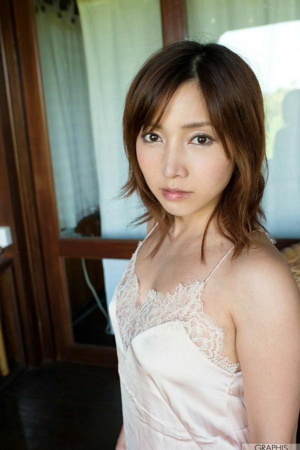    Graphis_美波ねい/美波宁 First Gravure 初脱ぎ娘 写真集：海边户外风光与精致慵懒私房大片第21张图片