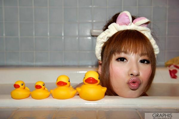    Graphis成濑心美《Pretty Doll》写真：清纯少女私房美照，浴室泡泡浴诱惑第25张图片