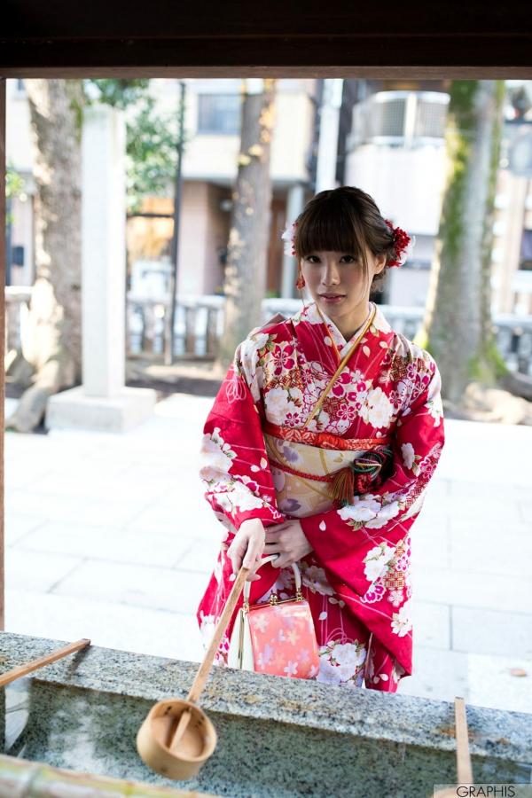    铃村爱里Airi Suzumura和服写真：古韵神社与木质长廊下的清纯温婉之美第2张图片