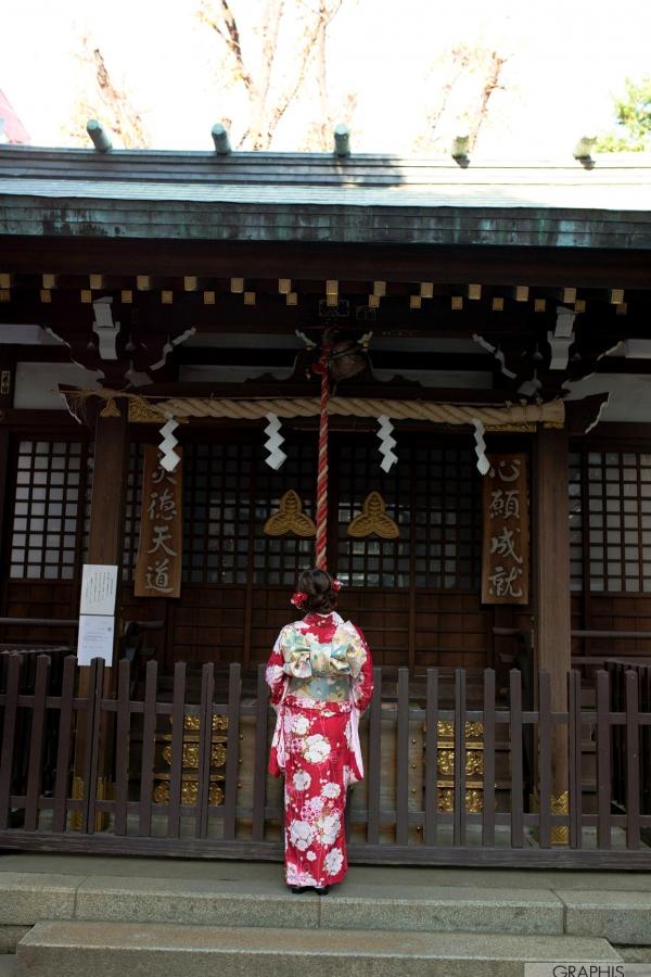    铃村爱里Airi Suzumura和服写真：古韵神社与木质长廊下的清纯温婉之美第4张图片