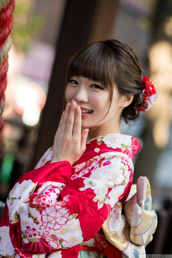    铃村爱里Airi Suzumura和服写真：古韵神社与木质长廊下的清纯温婉之美第8张图片