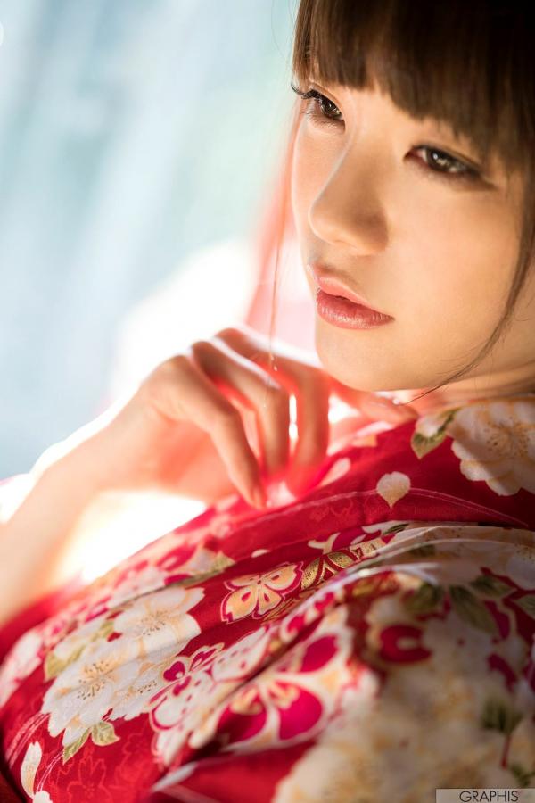    铃村爱里Airi Suzumura和服写真：古韵神社与木质长廊下的清纯温婉之美第12张图片