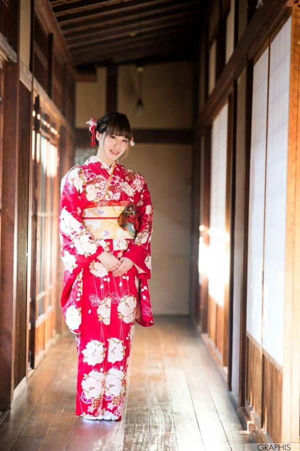    铃村爱里Airi Suzumura和服写真：古韵神社与木质长廊下的清纯温婉之美第14张图片